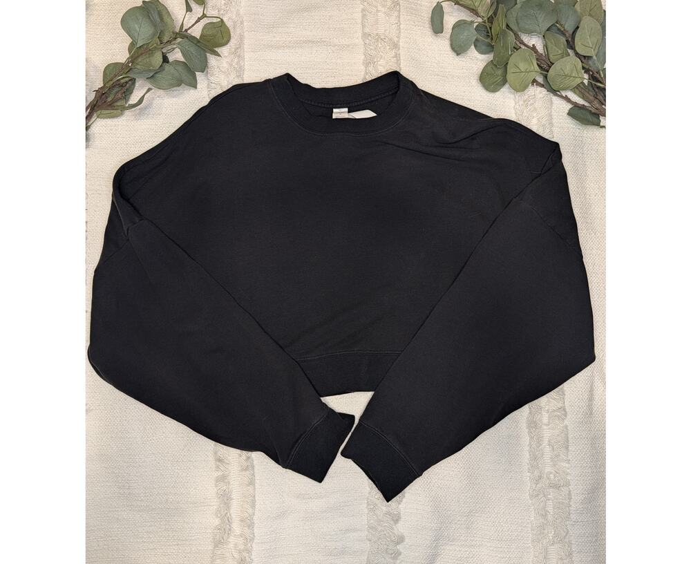 Alo Cropped Sway Crew Neck Pullover in Black